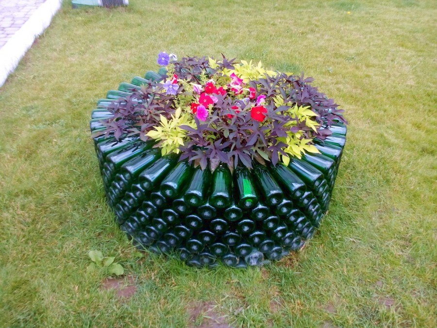 Клумба из стеклянных бутылок