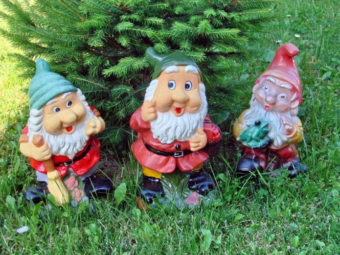 Гномики из гипса на участке
