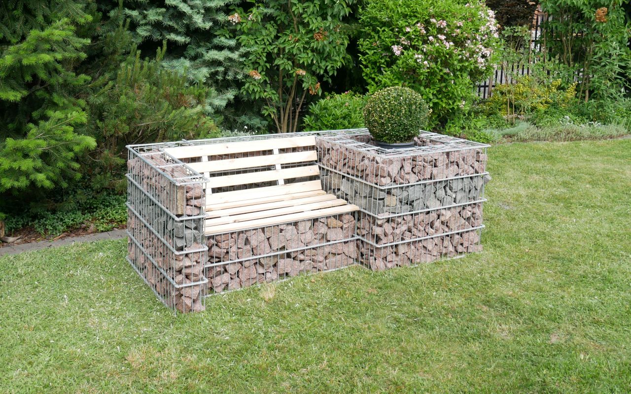 Скамья с вазоном из габиона