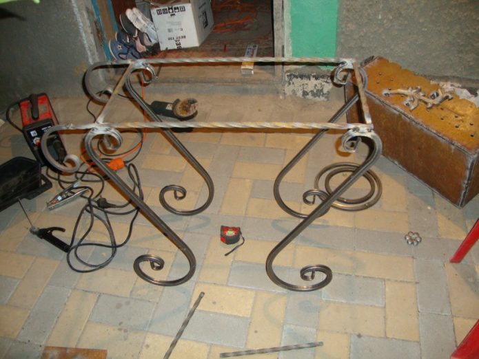 сваренная стойка с ножками под мангал