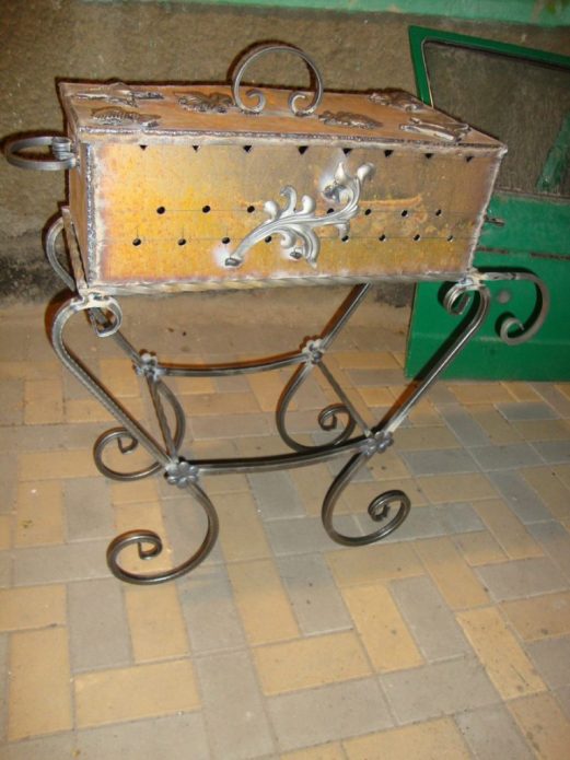 готовый мангал на стойке