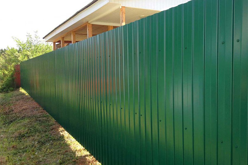 Длинный забор из профнастила