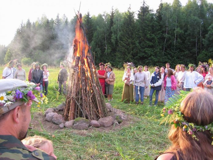 Высокий купальский костёр